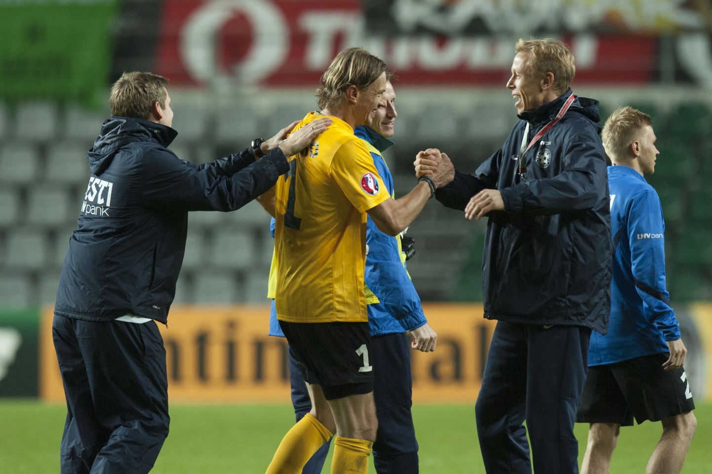 Сергей Парейко (в желтой футболке) во время матча сборной Эстонии.