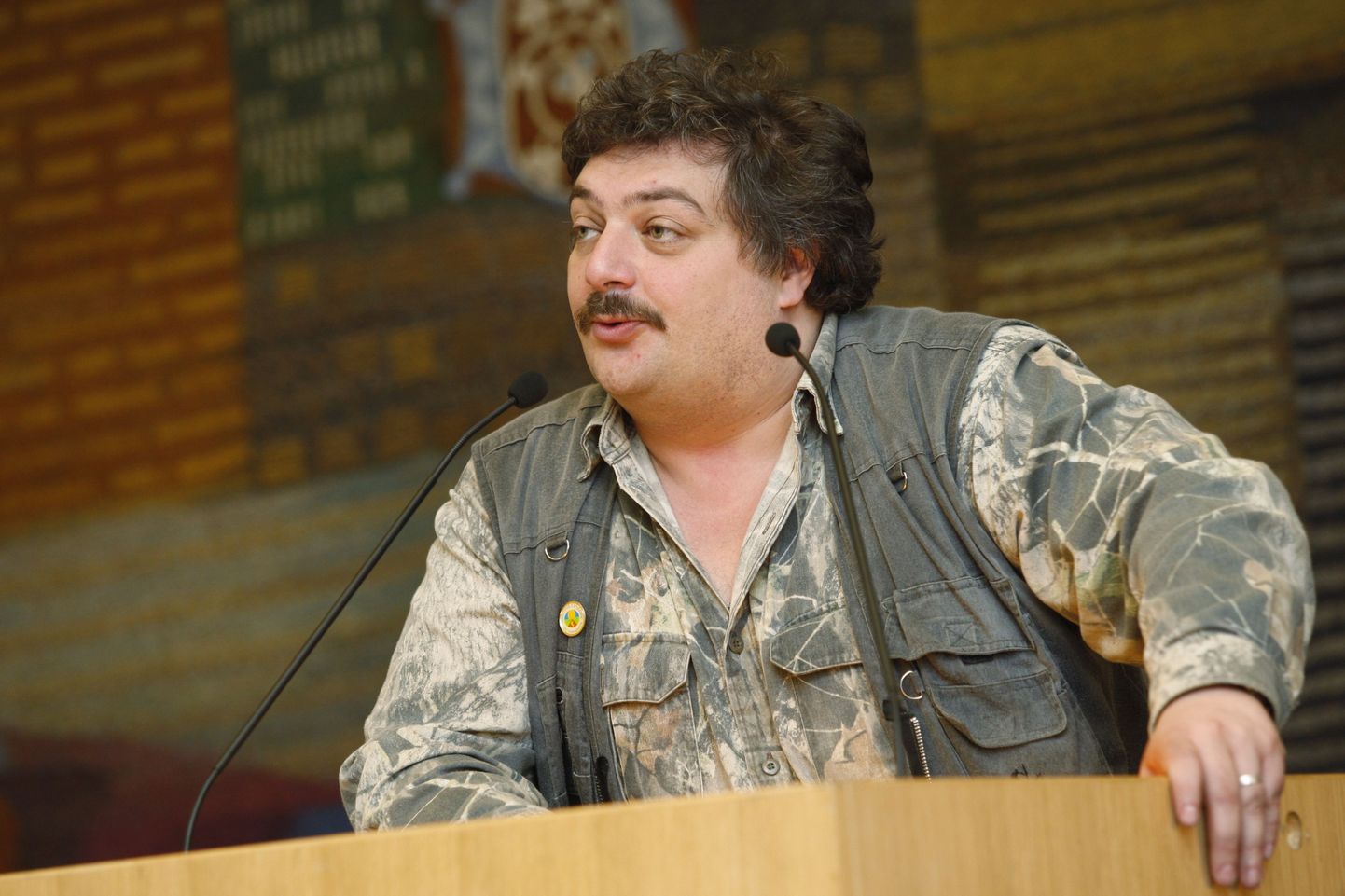 Дмитрий Быков читает лекцию в Тарту 6 мая 2010.