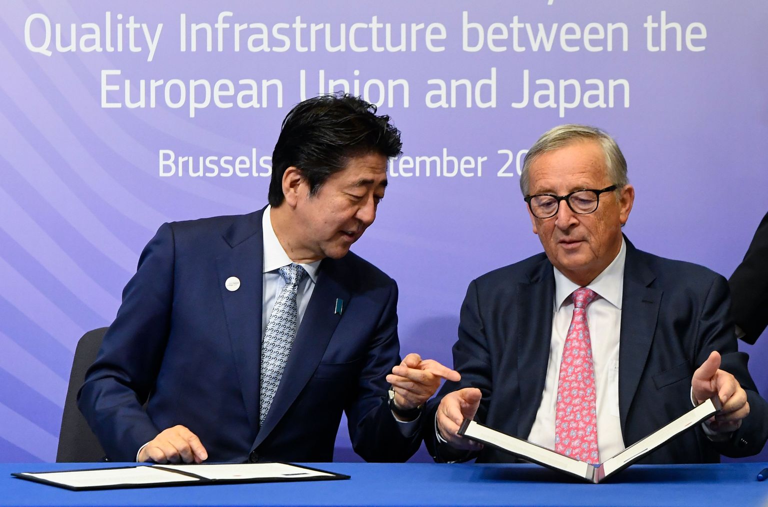 Jaapani peaminister Shinzo Abe (vasakul) ja Euroopa Komisjoni president Jean-Claude Juncker reedel Brüsselis Jaapani ja Euroopa Liidu taristuleppe allkirjastamise tseremoonial.