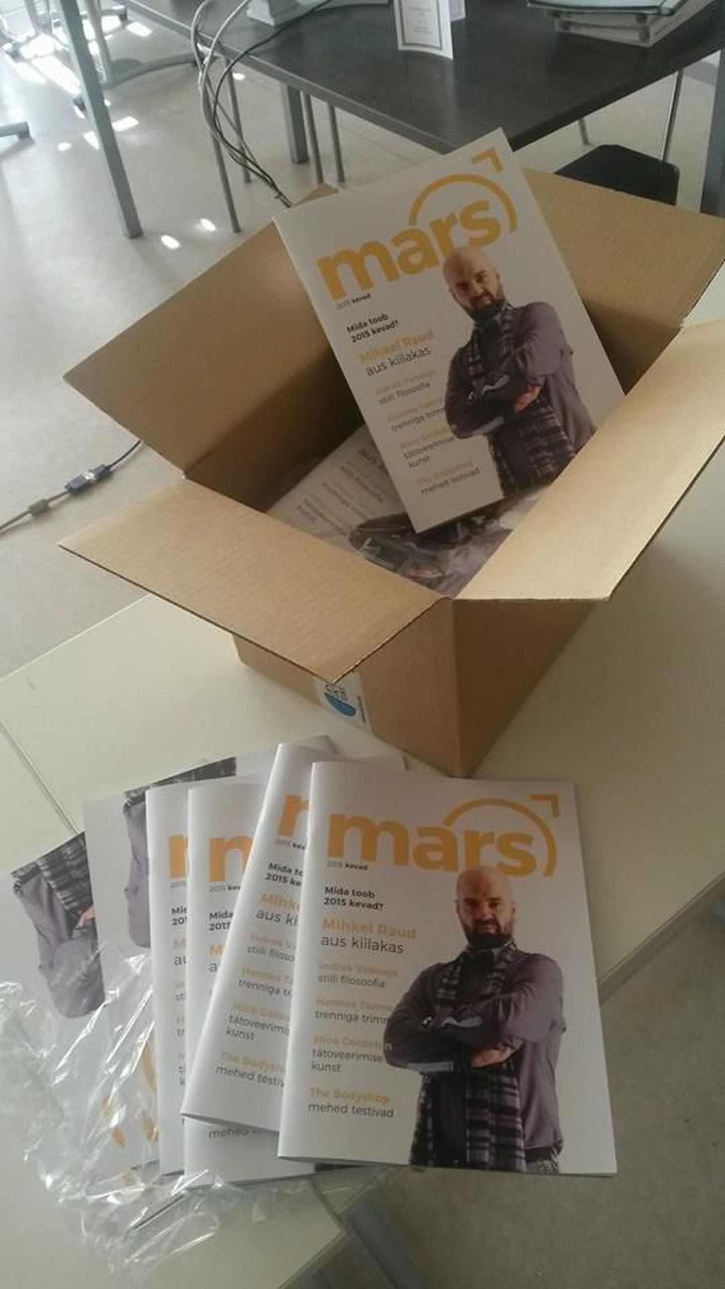 Tartu kunstikooli kolmanda kursuse kahe eriala õpilaste välja antud ajakirja Mars kaanel on Mihkel Raud.