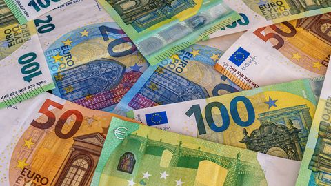 Bankas darbiniece 17 gadu garumā bez klientu ziņas izmantojusi viņu līdzekļus