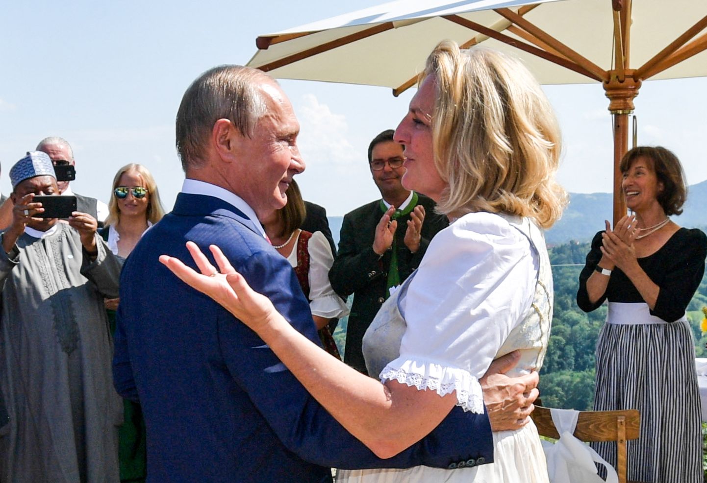 Austria välisminister Karin Kneissl Vladimir Putiniga pulmatantsu löömas.