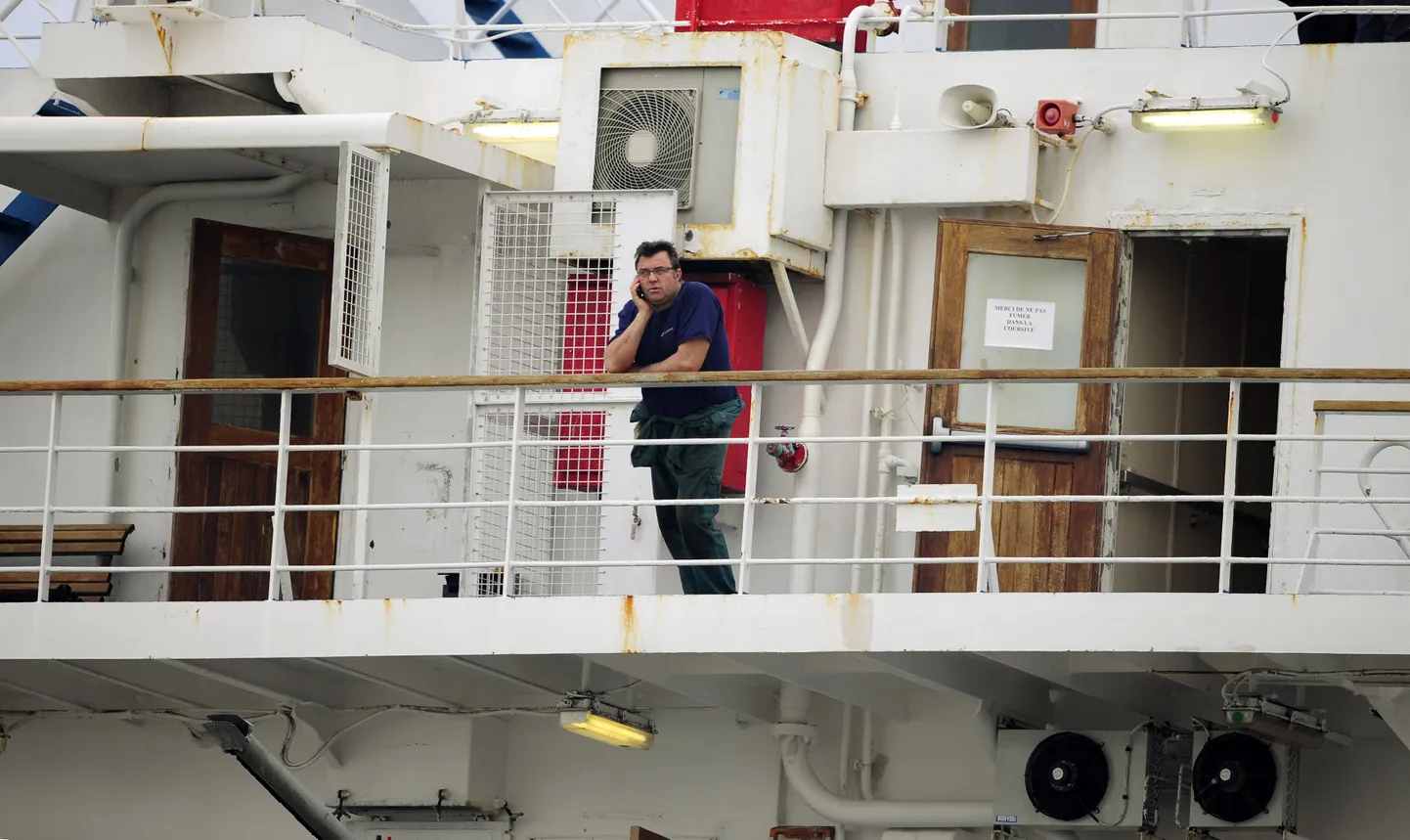 Calais' sadamas seisva parvlaeva töötaja.