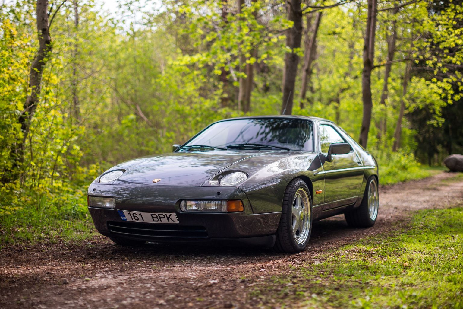 Porsche 928 kujundus tekitab vastakaid tundeid, aga koos helitaustaga pole ta mingil juhul silmatorkamatu müürilill. Ajatu kujunduse autor oli 1930. aastal Riias sündinud Anatole Carl Lapine.