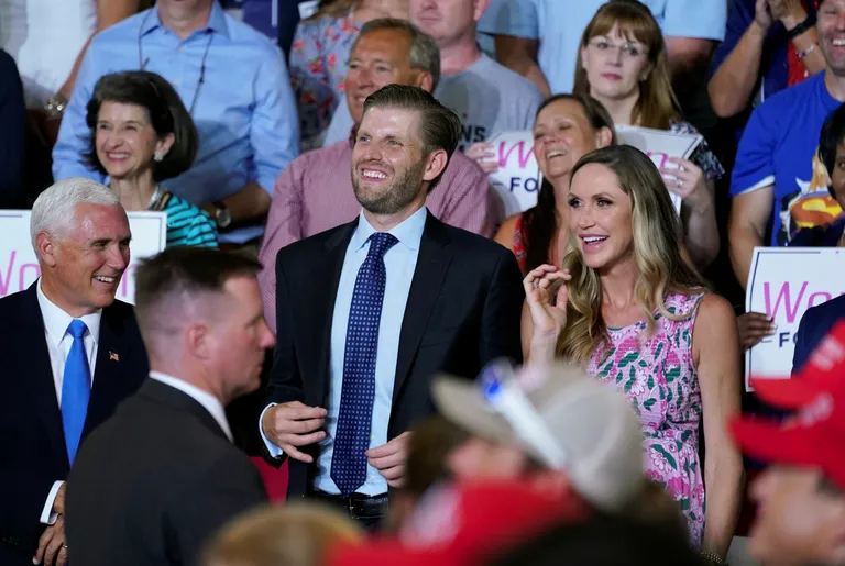 USA asepresident Mike Pence, Eric Trump ja Lara Trump kuulamas president Donald Trumpi kampaaniakõnet Greenville'is Põhja-Carolinas 17. juulil 2019.