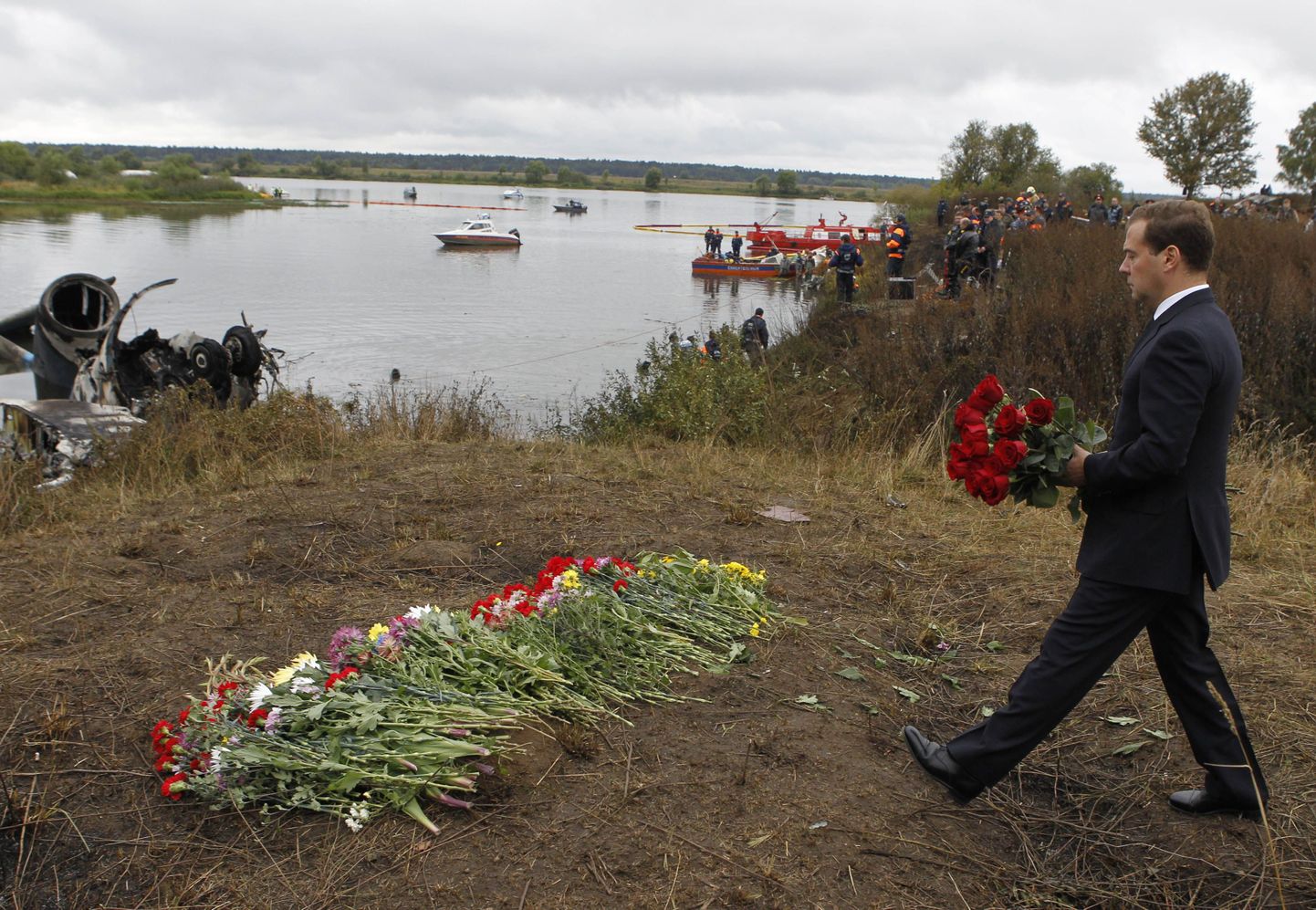 Dmitri Medvedev mälestas hukkunuid lilledega.