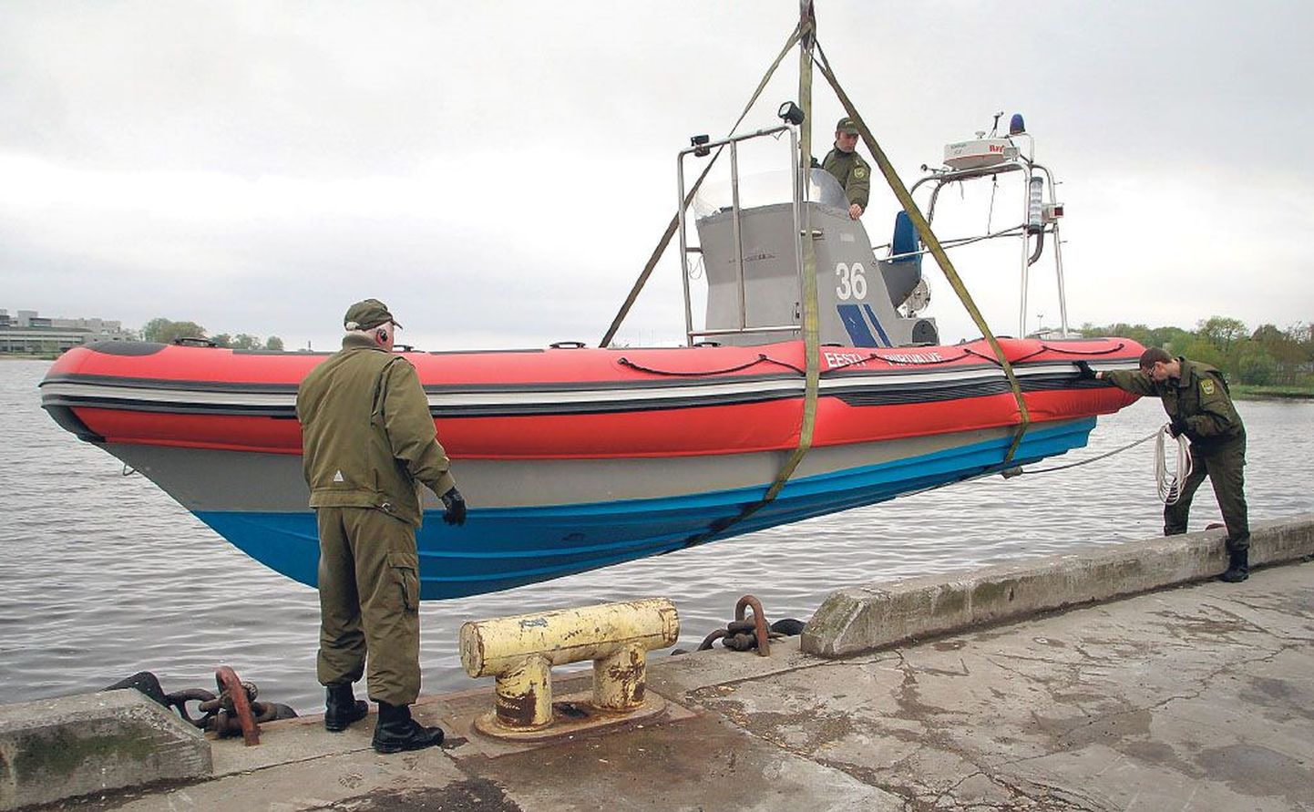 Lääne prefektuuri eile vette lastud mootorpaadi MP 36 ülesanne on patrullida Pärnu, Sauga ja Reiu jõel ning Pärnu lahel. Veepatrullide navigatsiooniperiood kestab novembri keskpaigani.