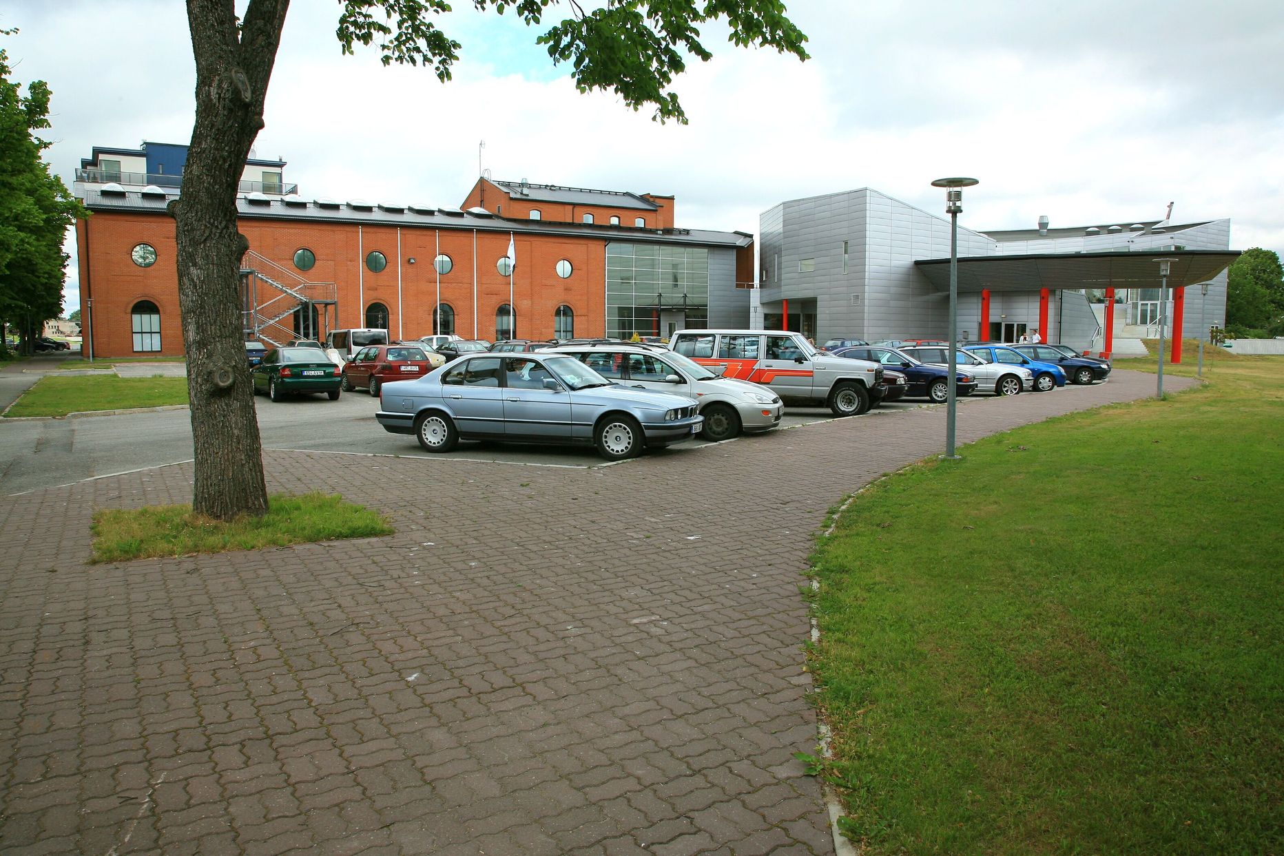 Tartu ülikooli Pärnu kolledži hoone.