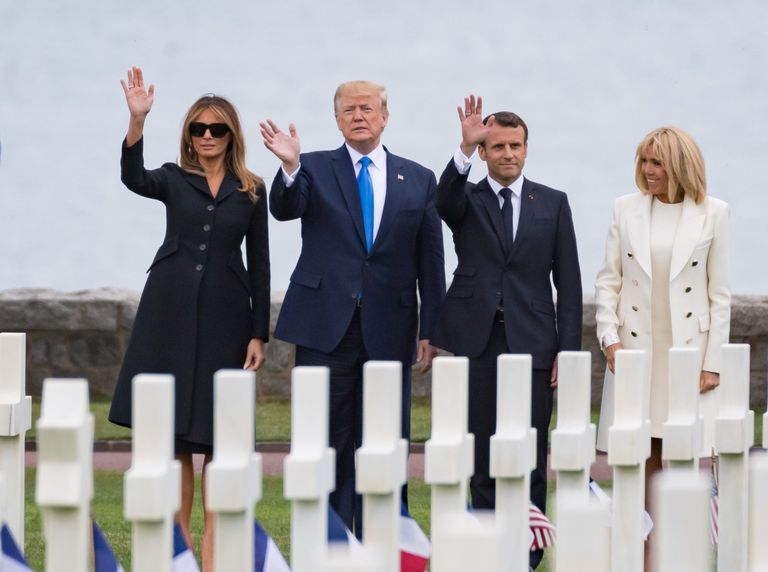 Donald ja Melania Trump ning Emmanuel ja Brigitte Macron Normandias Colleville- sur-Meri sõajväekalmistul, kuhu on maetud Normandia dessandis hukkunud USA sõdurid