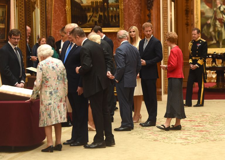Kuninganna Elizabeth II tutvustas USA presidendile Donald Trumpile Buckinghami palee kunstiaardeid
