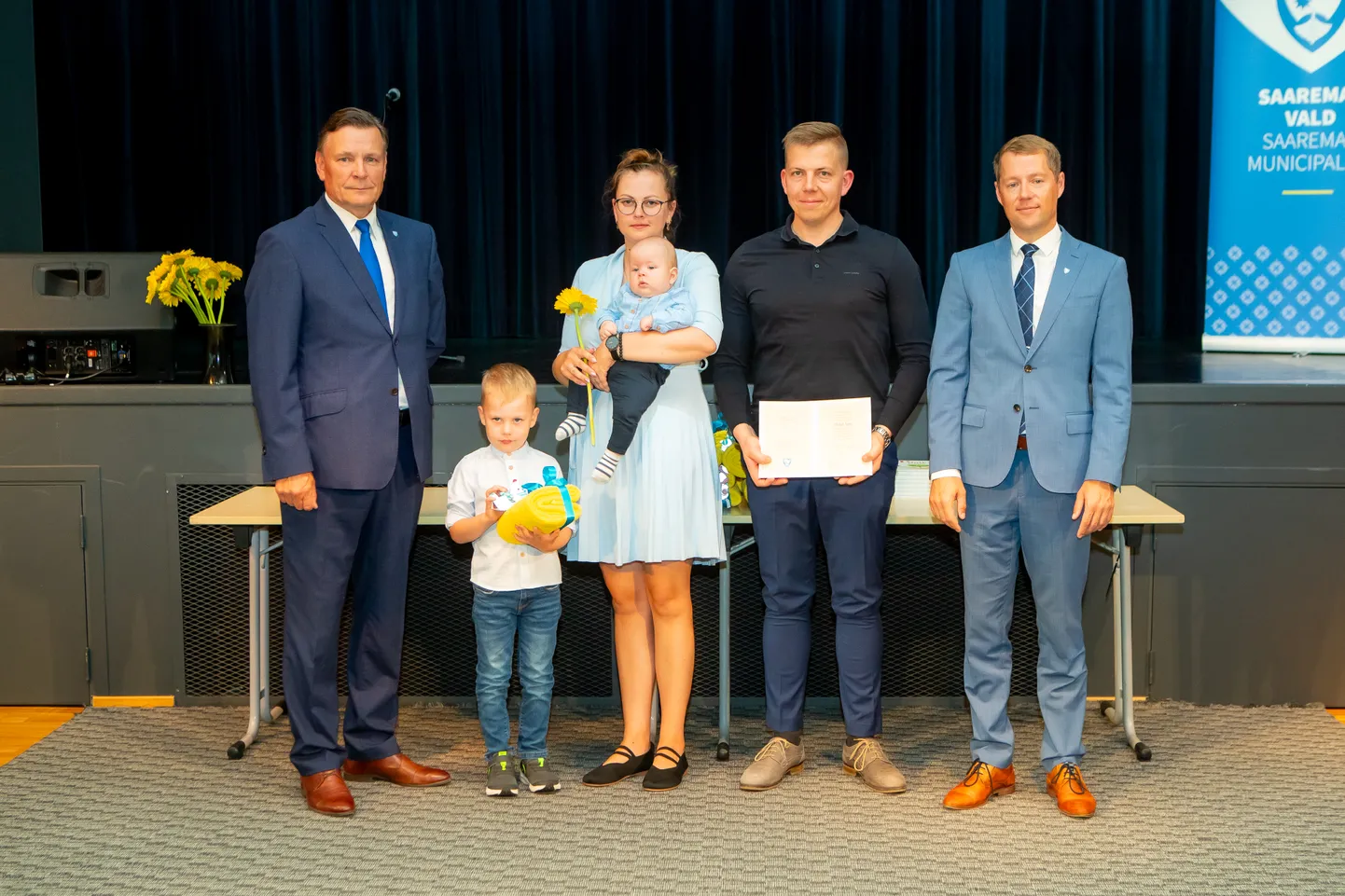 OSKAR SEPP koos ema Ly Madala, isa Sander Sepa ja vend Krisiga pisikeste vallakodanike vastuvõtul Kuressaare kultuurikeskuses.