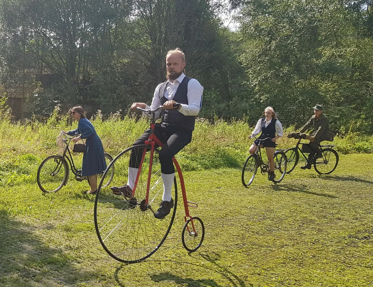 Lõunaeestlane Lauri Libov võttis vanarataste matkast osa eriti vanal jalgrattal.