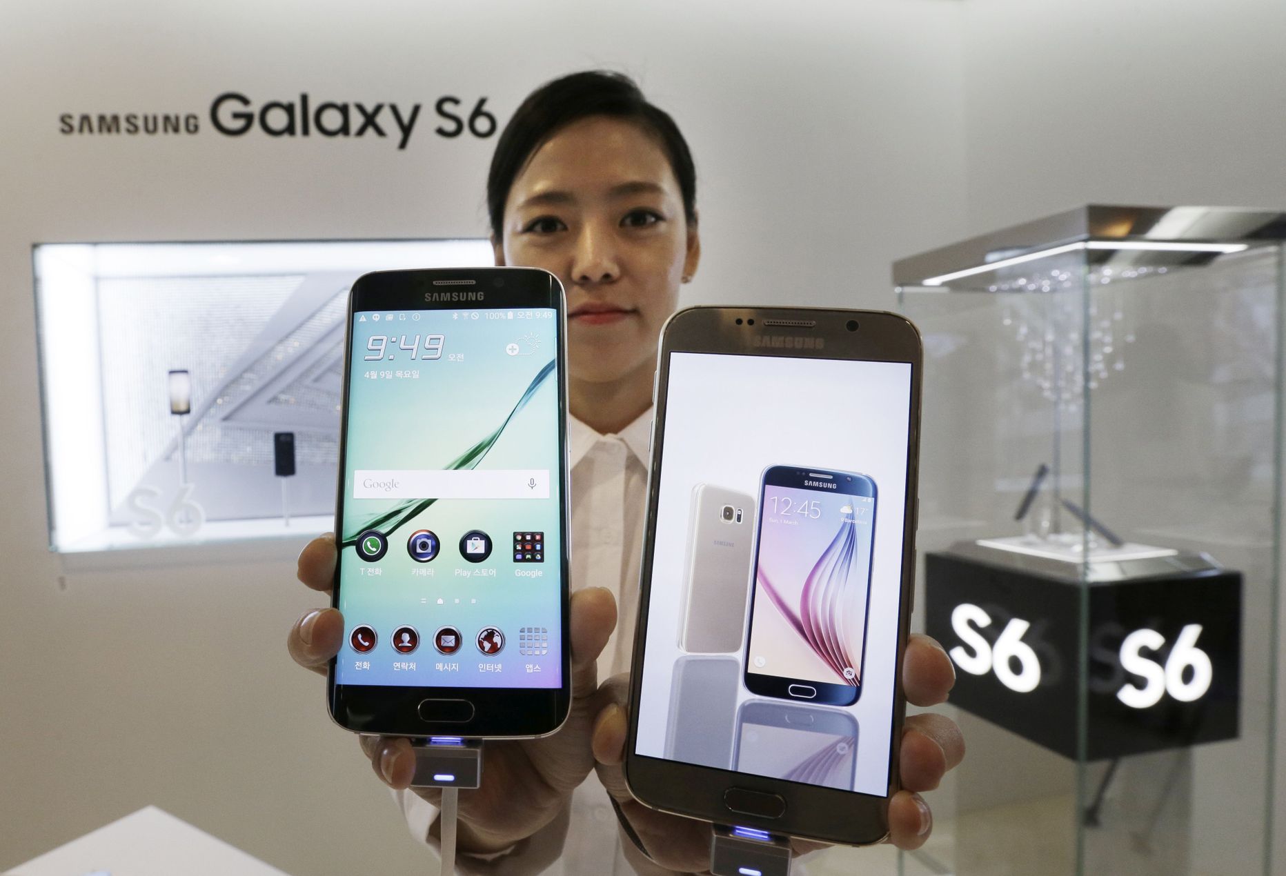 Galaxy S6 Edge’i (vasakul) ja Galaxy S6 esitleti Lõuna-Korea pealinnas Soulis.