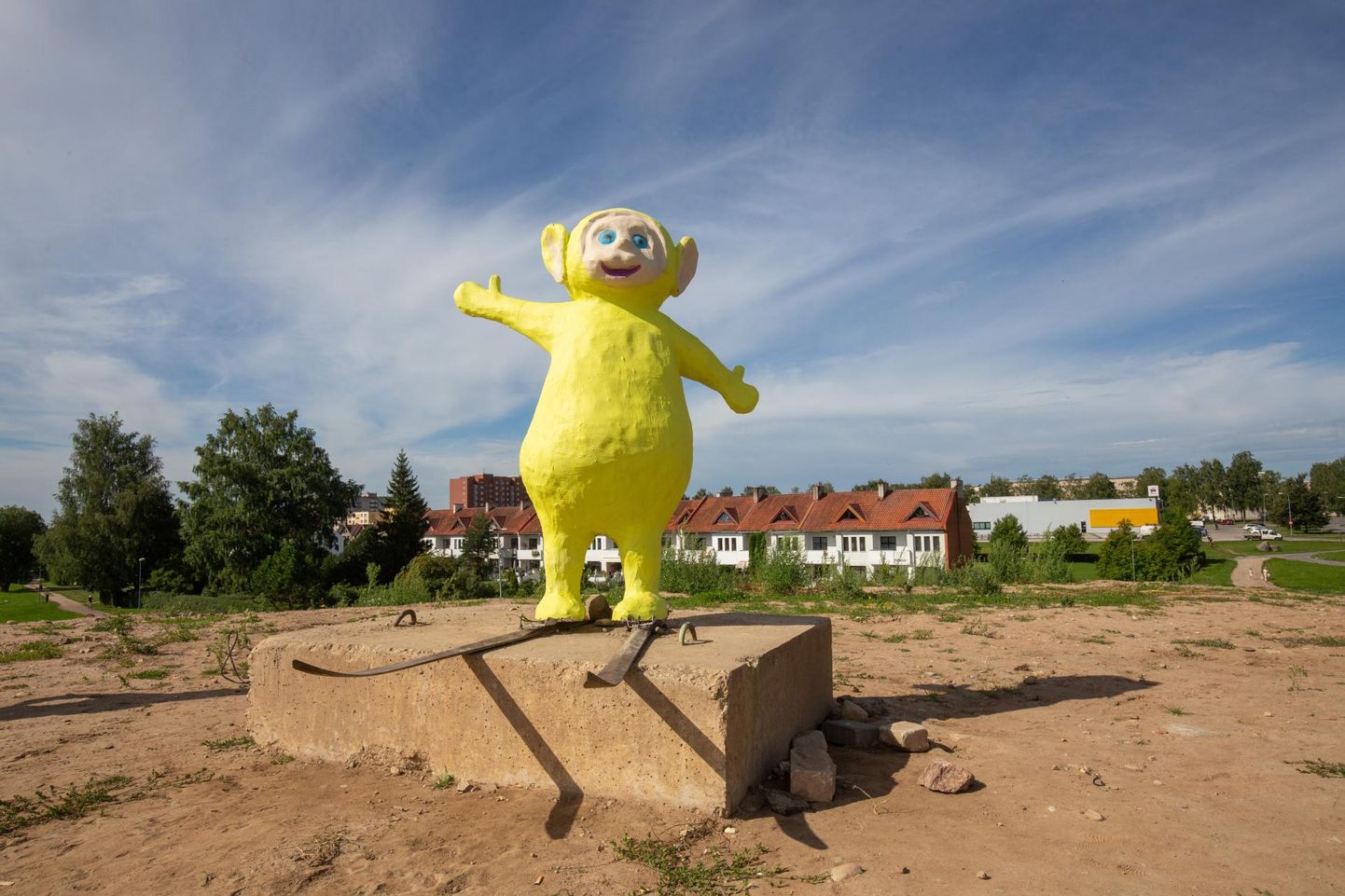 Eelmisel nädalal püstitati Viljandisse Huntaugu mäele suur kollane teletupsu kuju. Kes seda tegi, pole teada.