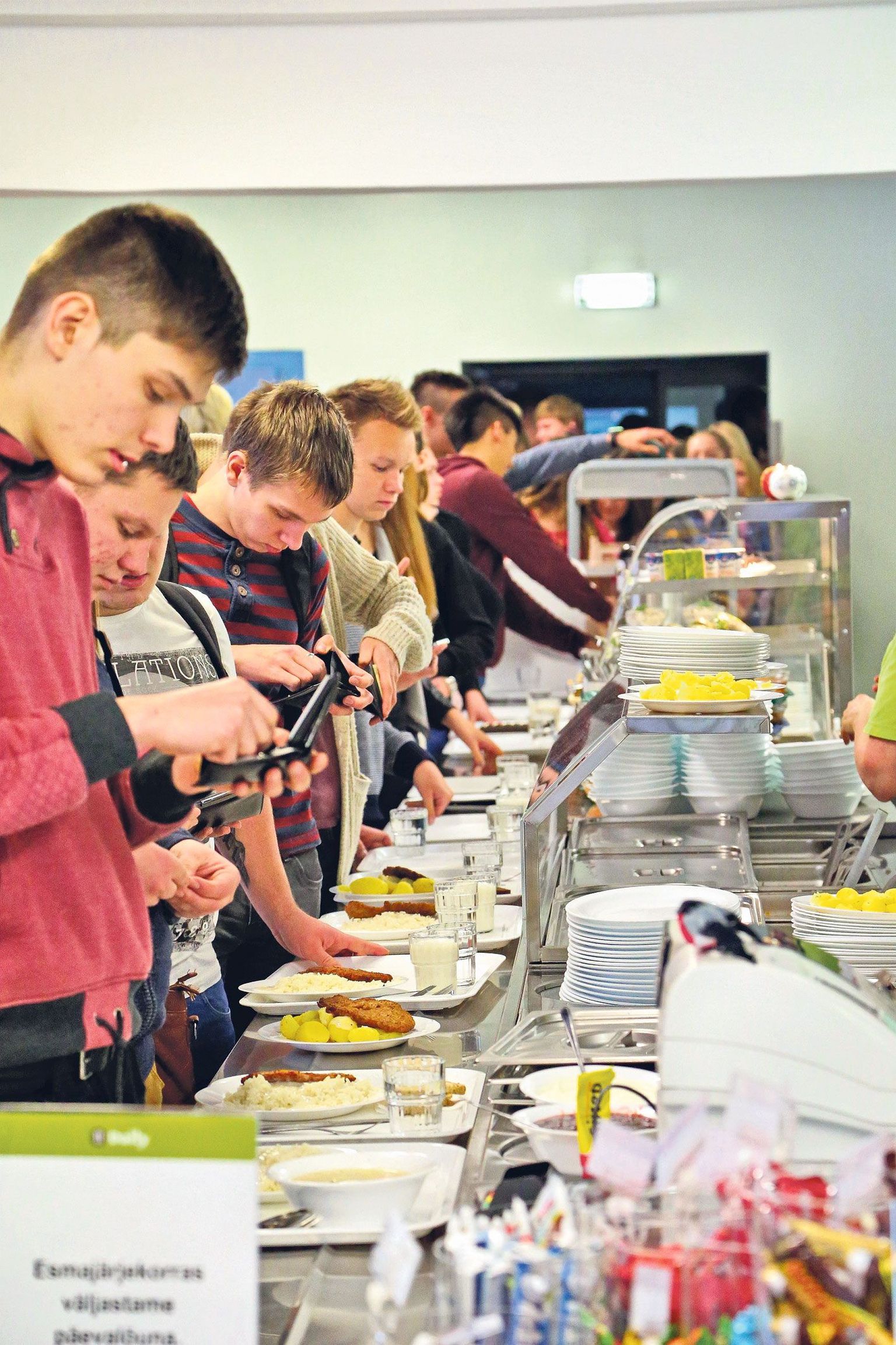 Jaan Poska gümnaasium on üks neist, kus õpilased said seni oma lõunasöögi kätte toidutalongide eest. Sügisel hakkavad Tartu koolid aga tasapisi sisse seadma elektroonilist süsteemi, mis peab sööjate üle täpset arvestust.
