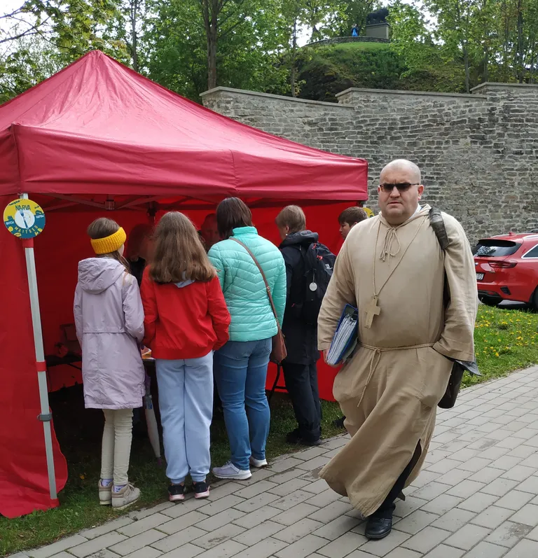 Опенко в образе средневекового монаха.
