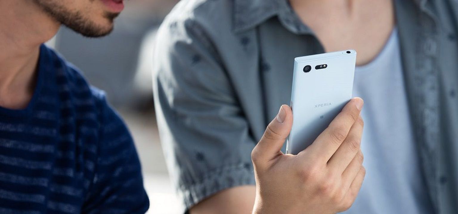 Sony Xperia X Compact: telefoni on väga hea pista taskusse ja see sealt ka ühe käega välja võtta. Eelnevate aastate probleemid liiga soojaks mineva telefoniga on ka nüüd lahendatud tänu Snapdragon 650 protsessorile.