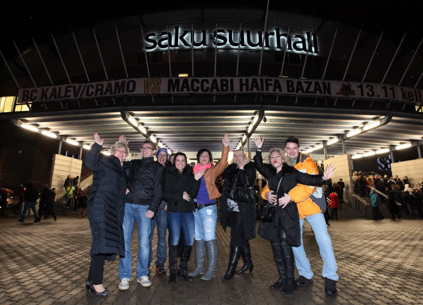 Tallinncity fännid Thea Kaurla,Janek Naruskberg, Merit Ressar ja Anna Kress koos kaaslastega käsid Scorpionsi kontserdil. Pildil koos Tallinncity vanemtoimetaja Kristel Kossariga.
