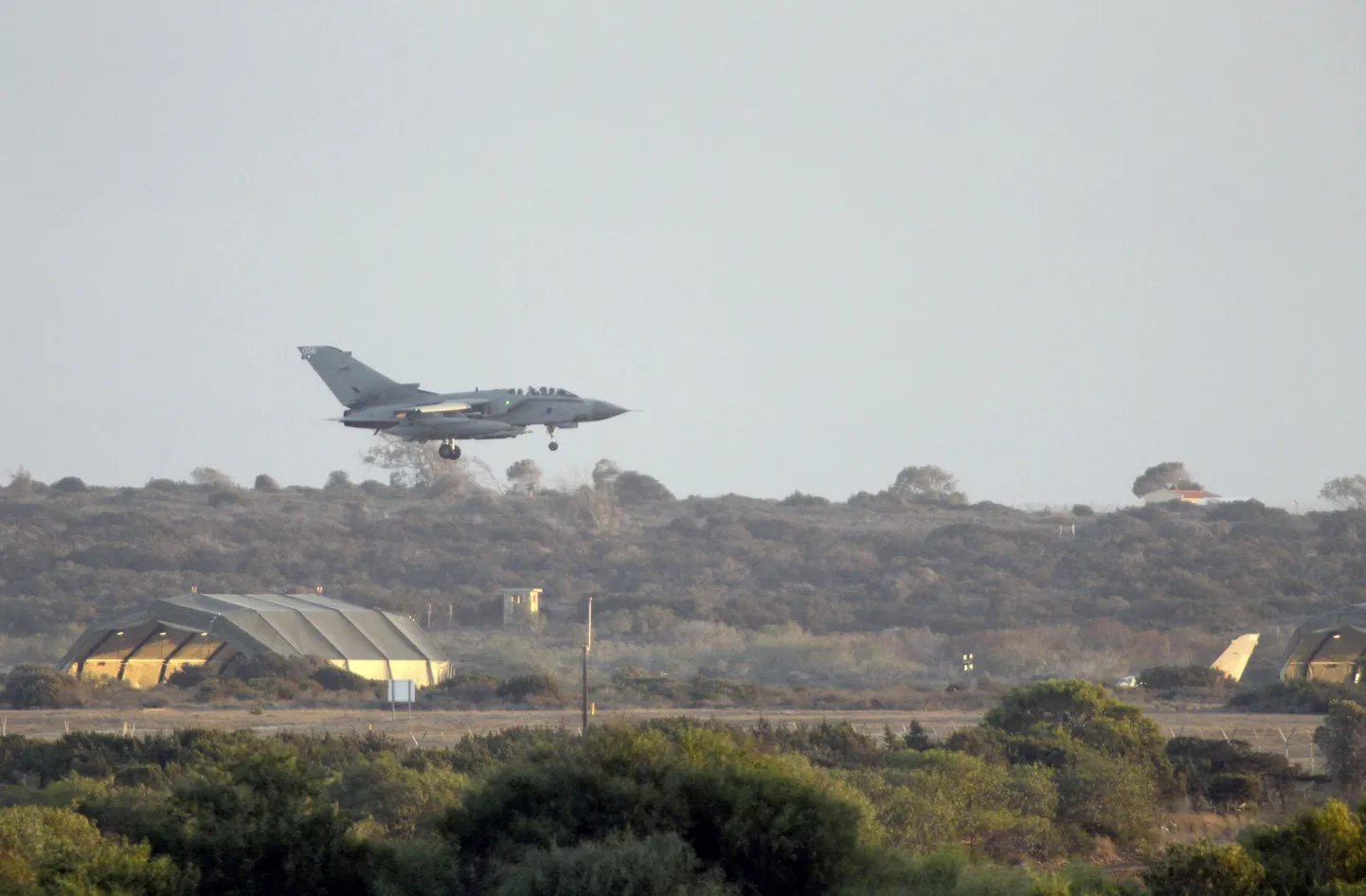 Küprose Akrotiri sõjaväebaasis paiknevad ka Briti sõjaväelennukid. Pildil Briti õhujõudude Tornado-tüüpi hävitaja.