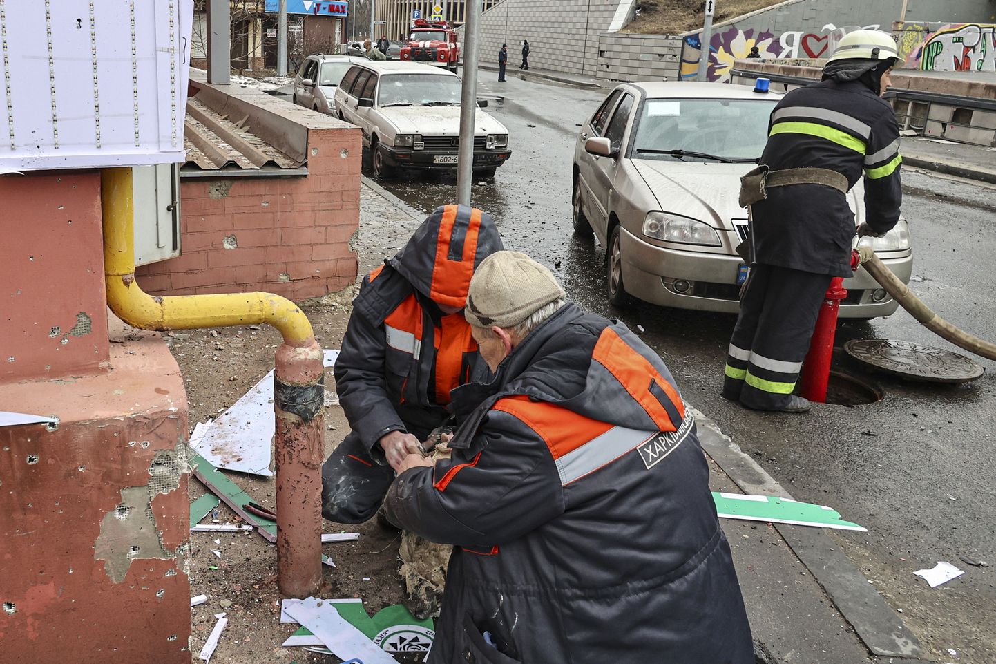 Peale järjekordset pommirünnakut parandavad töölised Kiievis gaasitoru. Samal ajal liiguvad gaasitarned Euroopasse probleemivabalt.