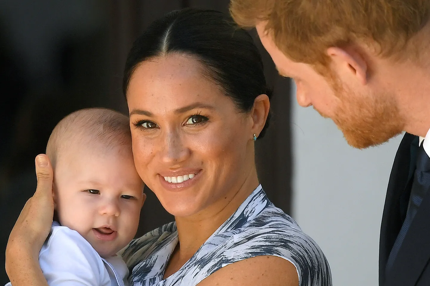 Sussexi-beebi Archie, Sussexi hertsoginna Meghan Markle ja Sussexi hertsog prints Harry.