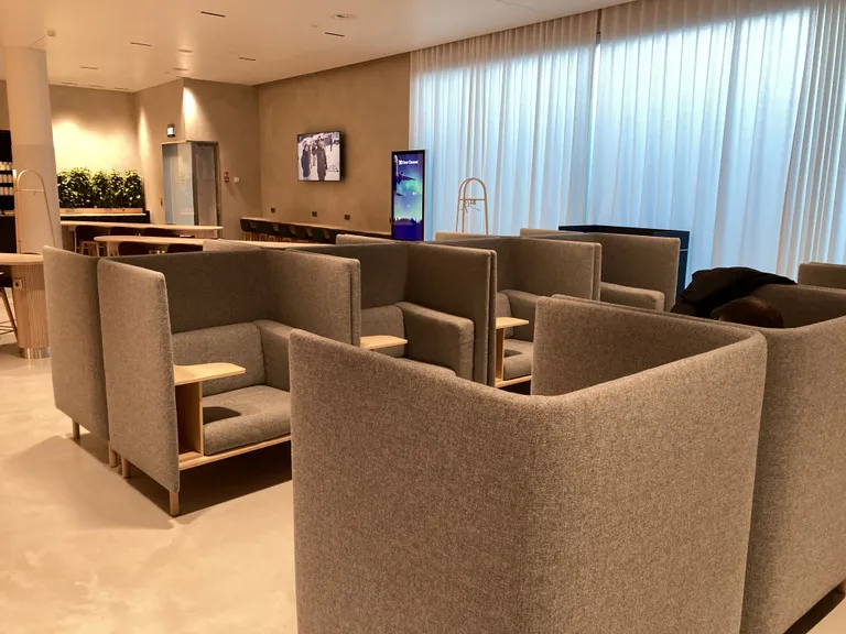 Lounges leidub toole väga erinevate istumisootuste rahuldamiseks, kuid kõigi värv paistab olevat inspireeritud põhjamaise looduse sambla-, puukoore- ja lehetoonidest.