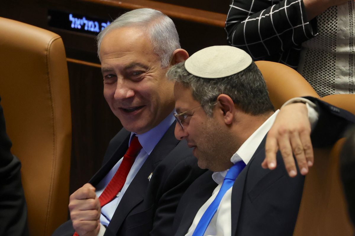 Премьер-министр Израиля Биньямин Нетаньяху (слева) и министр национальной безопасности Итамар Бен-Гвир (справа) во время голосования по законам о спорной реформе системы правосудия в Кнессете, 22 февраля 2023 года.