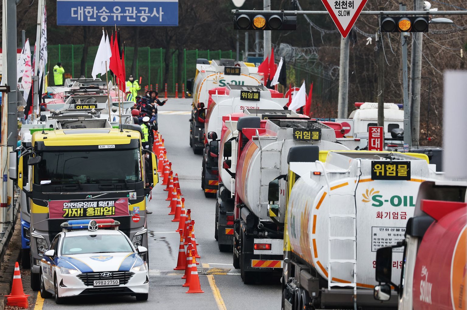 Lõuna-Korea valitsus võttis kasutusele pretsedenditu sammu, kasutades rangeid streikide vastu võitlemise seadusi, et lõpetada veokijuhtide kuuepäevane tööseisak.