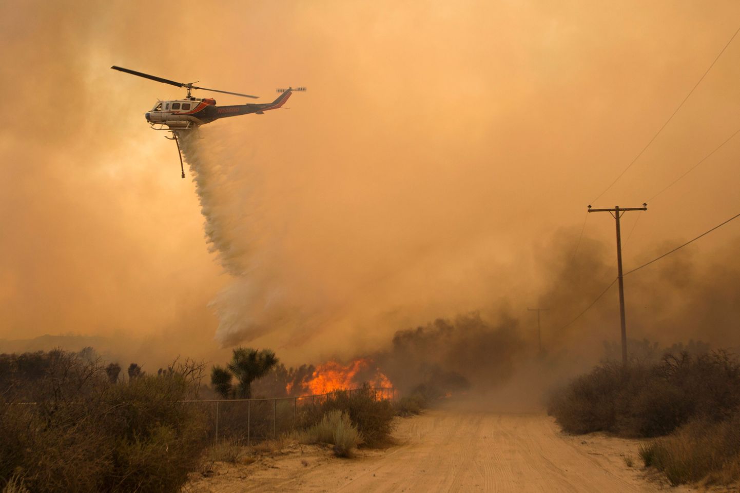 Вертолет тушит пожар в Калифорнии.