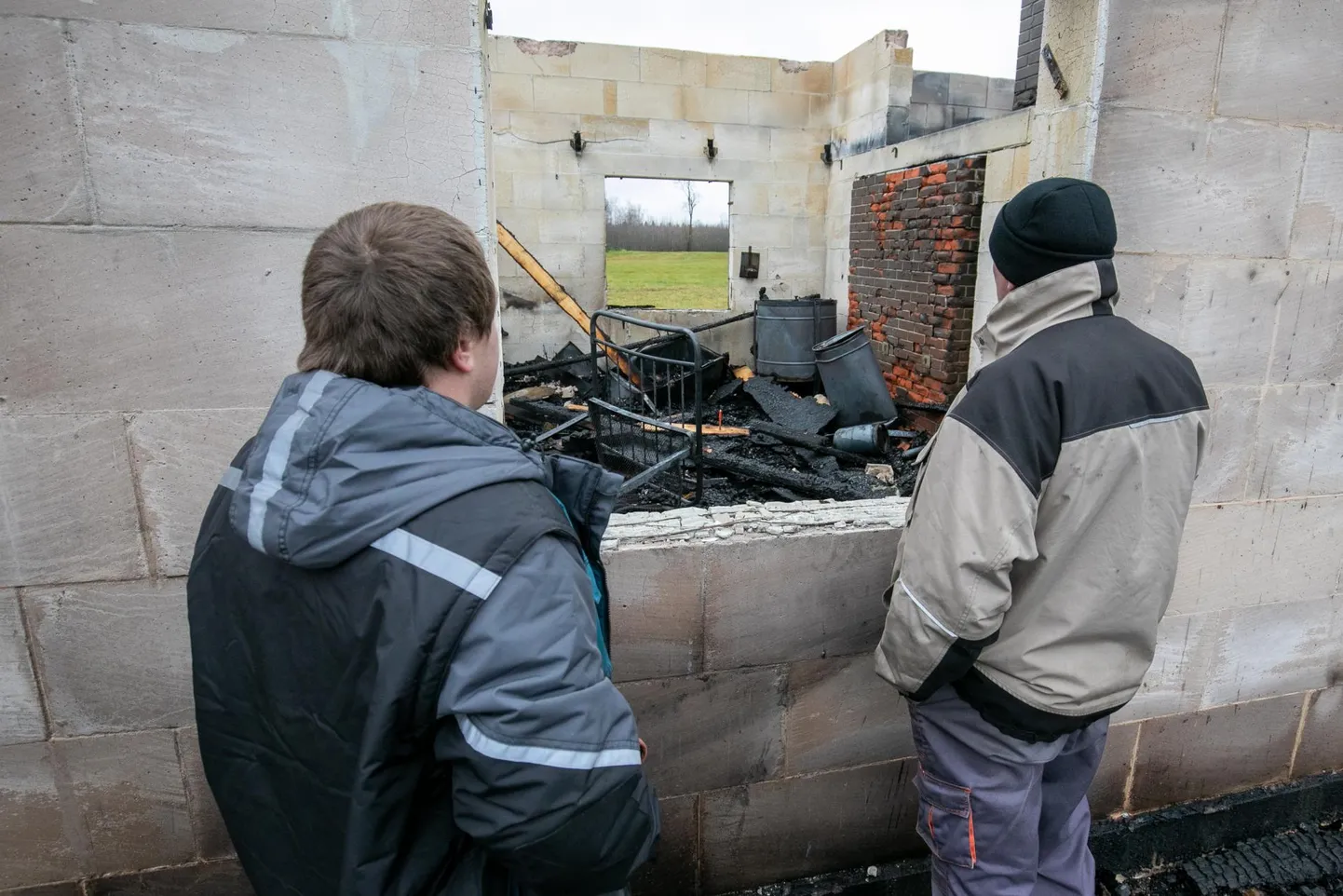 Verner (vasakul) ja Valdur Puusep märkisid, et pikalt muremõtteid heietada pole neil plaanis, vaid tuleb asuda tegutsema. Esmajoones lükatakse kopaga kokku püsti jäänud majaseinad, et siis uued püstitada.