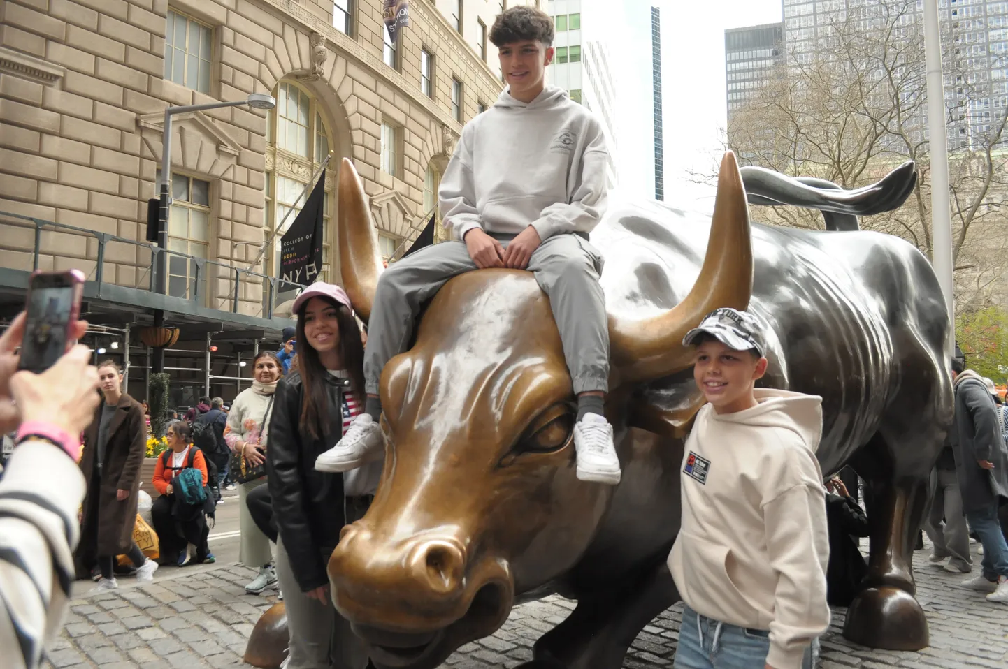 Noored turistid New Yorgi finantskvartalis.