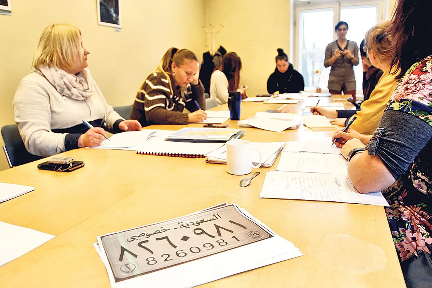 Pilguheit araabia keele tundi eelmisel reedel Tartu rahvaülikoolis. Eestlasi õpetab pärslanna Fatemeh Tavakoli. Esiplaanil numbrite õppevahend.