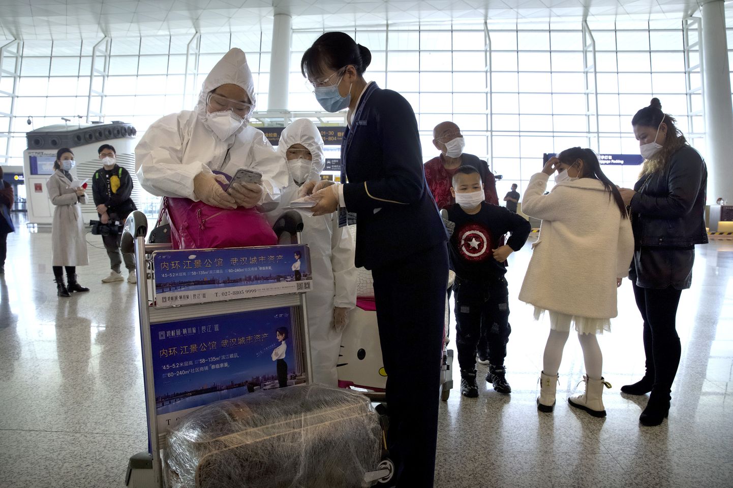 Reisijad Hiina Wuhani Tianhe rahvusvahelises lennujaamas. 11 nädalat lukus olnud koroonaviiruse epitsenter Wuhan avati 8. aprillil ja kümned tuhanded inimesed on sealt lahkumas
