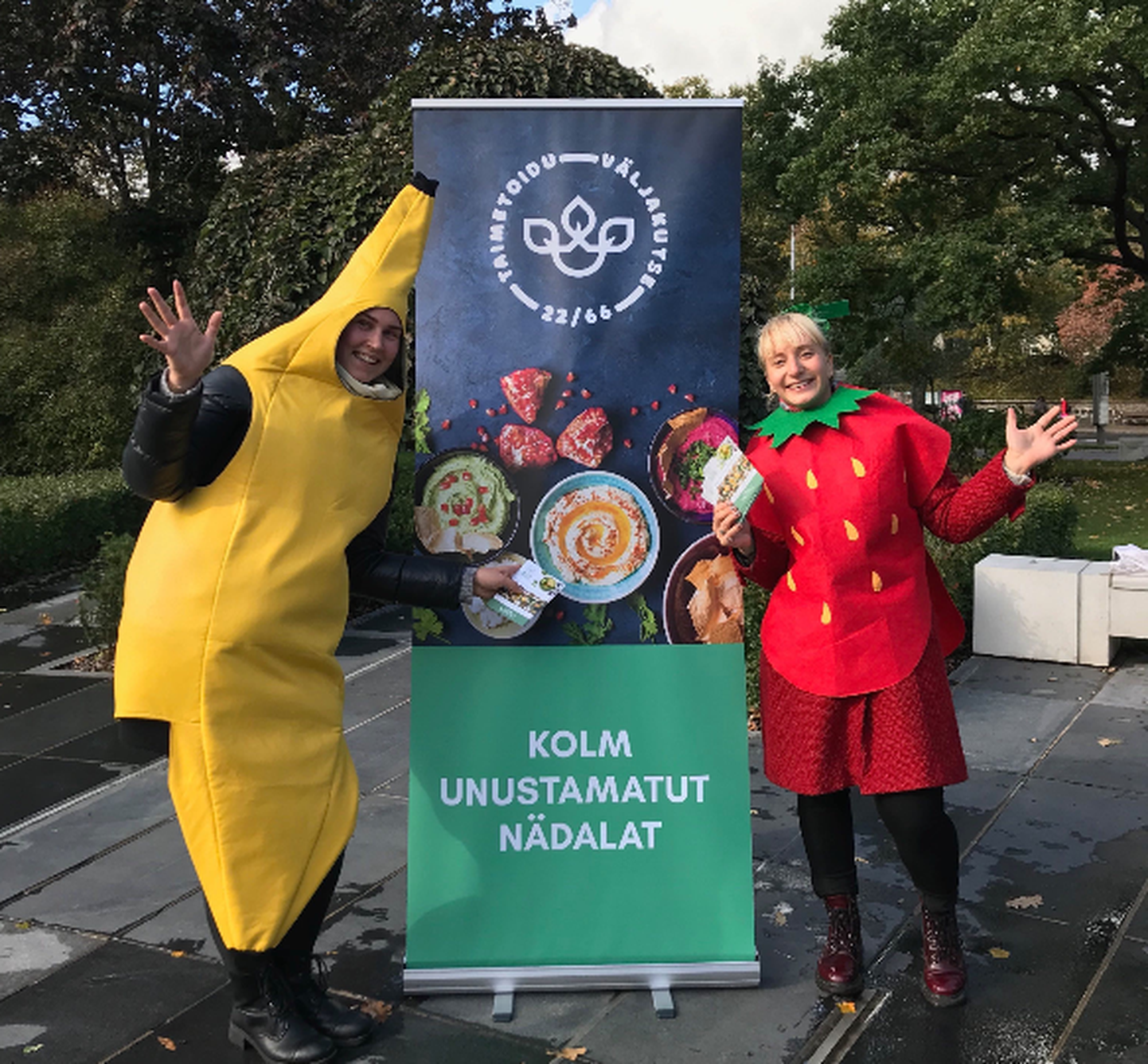Puuviljakostüümides kampaaniajuhid Tallinna Tammsaare pargis väljakutse avamise puhul.