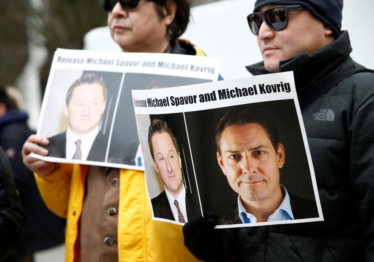 Meeleavaldajad postritega, mis kutsuvad Hiinat vabastama kanadalasi Michael Spavor ja Michael Kovrigit Vancouveris 2019. aastal. 
