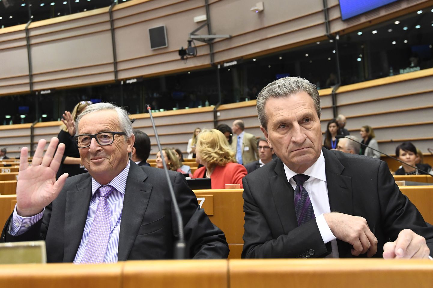 Euroopa Komisjoni president Jean-Claude Juncker (Vasakul) ja eelarvevolinik Günther Oettinger täna eelarvekava esitlemisel.