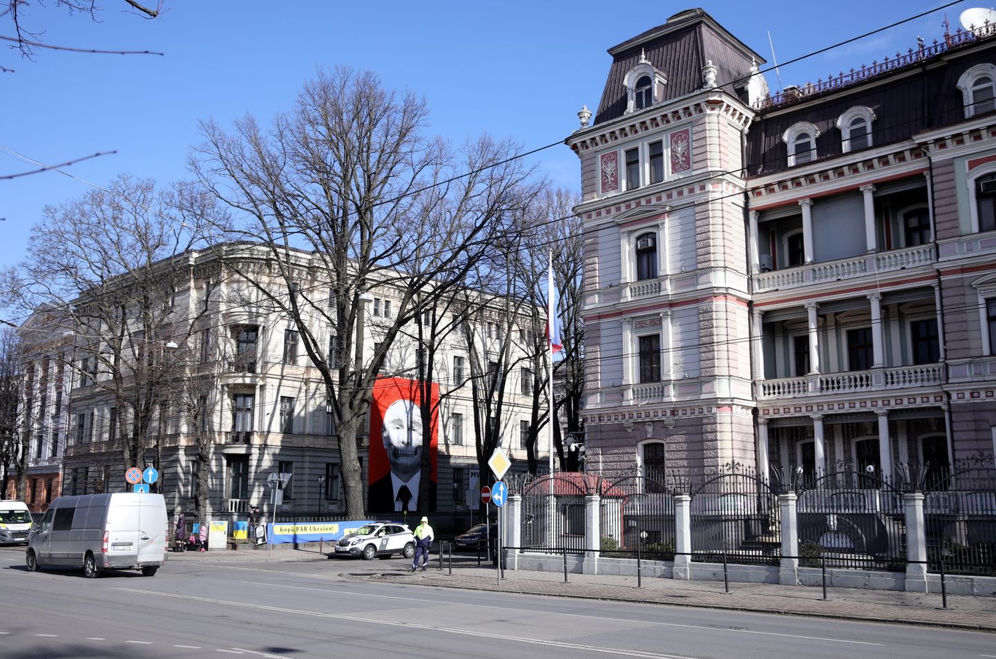 Посольство России в Риге (здание справа)