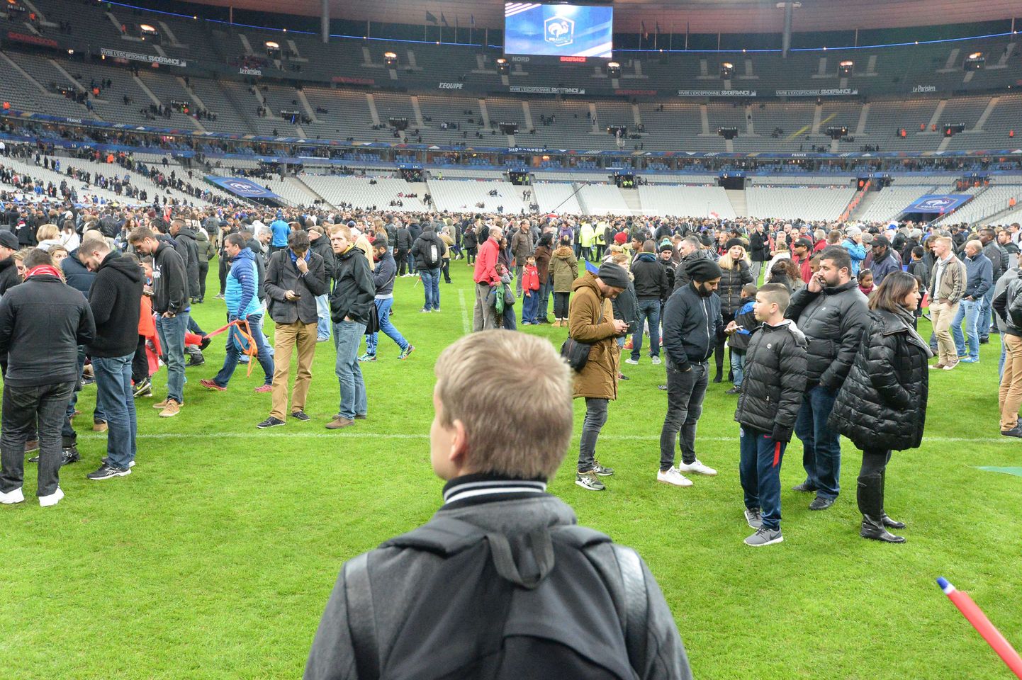 Pealtvaatajad Stade de France'i staadionil eilsete terrorirünnakute järel.