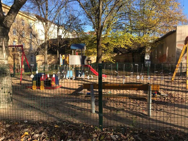 Детская площадка с отражателями в центре Таллинна.