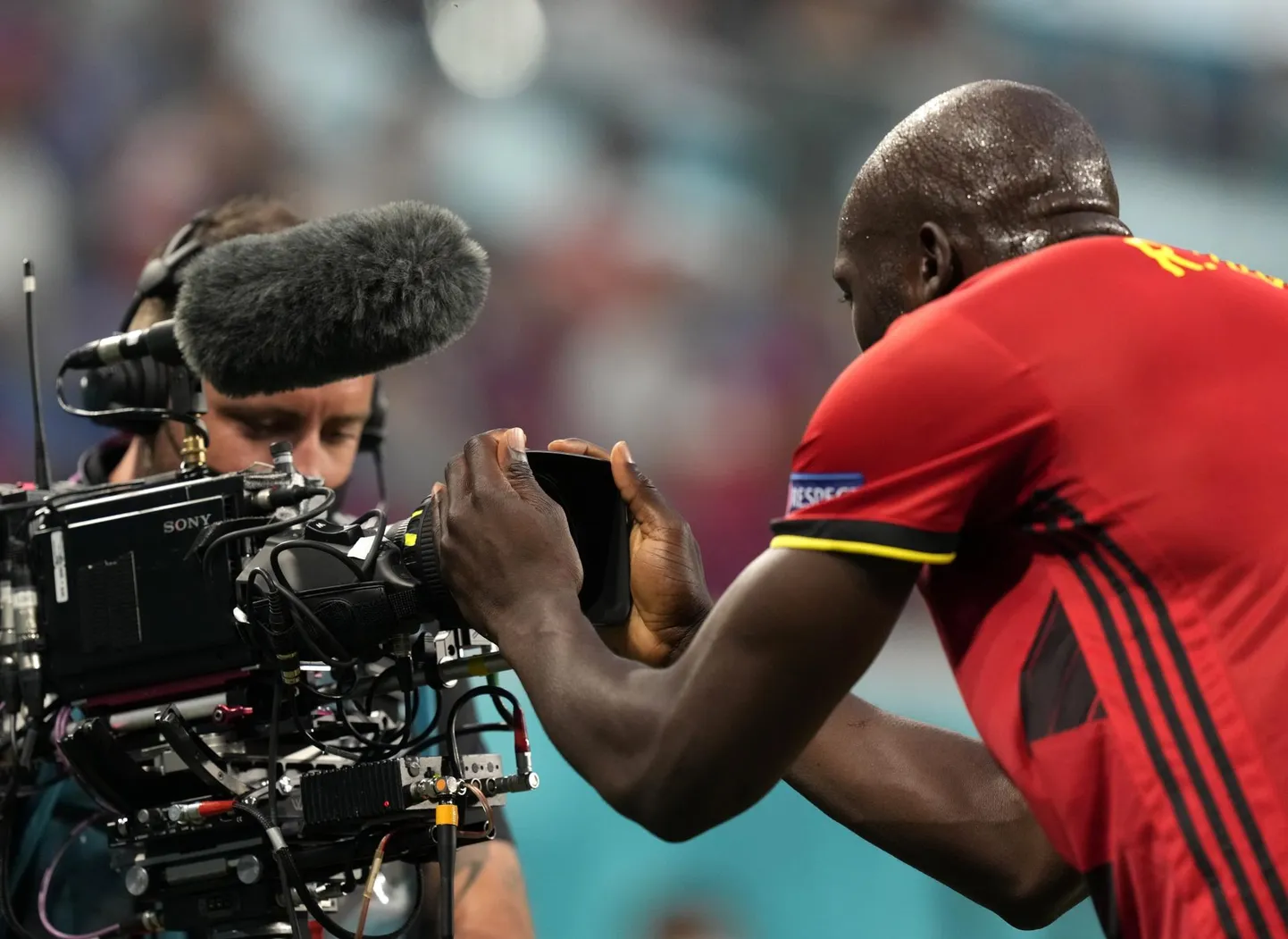 Belgia koondise mängija Romelu Lukaku tähistamas telekaamera ees värava löömist Venemaale EM-finaalturniiri mängus 12. juunil 2021 Peterburis. Lõpuks võitis Belgia 3:0. Venemaa jäi alagrupis viimaseks.