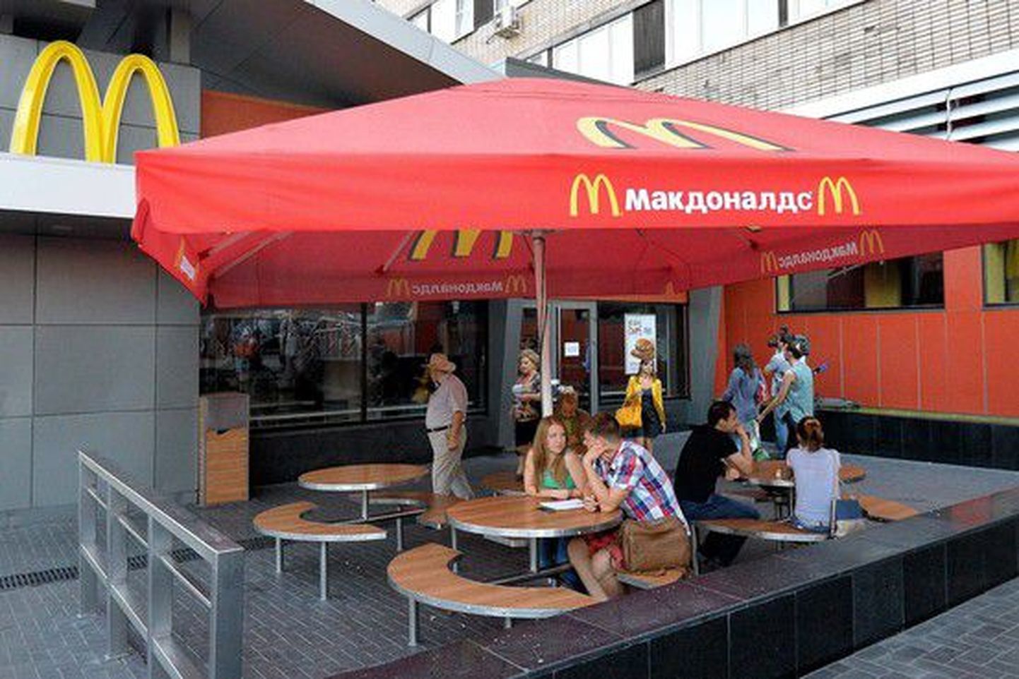 Inimesed sel kolmapäeval Moskvas suletud McDonald'si restorani ees istumas.