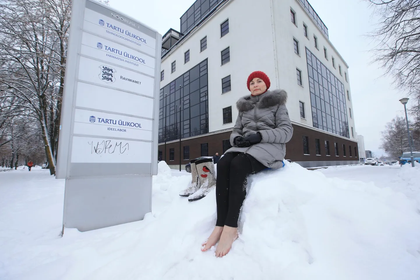 Rohkem kui kahe kümnendi pikkuse koolitajakogemusega Riina Kütt paljajalu Tartus ravimiameti kontori ees. Pärast koroonavaktsiini saamist tekkinud arvukate tervisehäirete üheks tunnuseks on see, et tema jalgadest on kadunud külmatundlikkus.