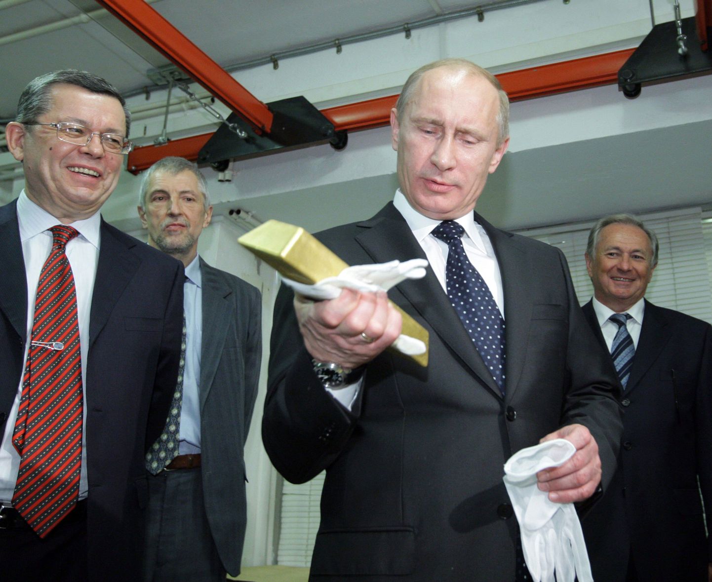 Peaminister Vladimir Putin uurib Vene Panga keskdepositooriumis kullakangi. Vasakul seisab keskpanga asepresident Georgi Luntovski. Pilt on tehtud 24. jaanuaril 2011.