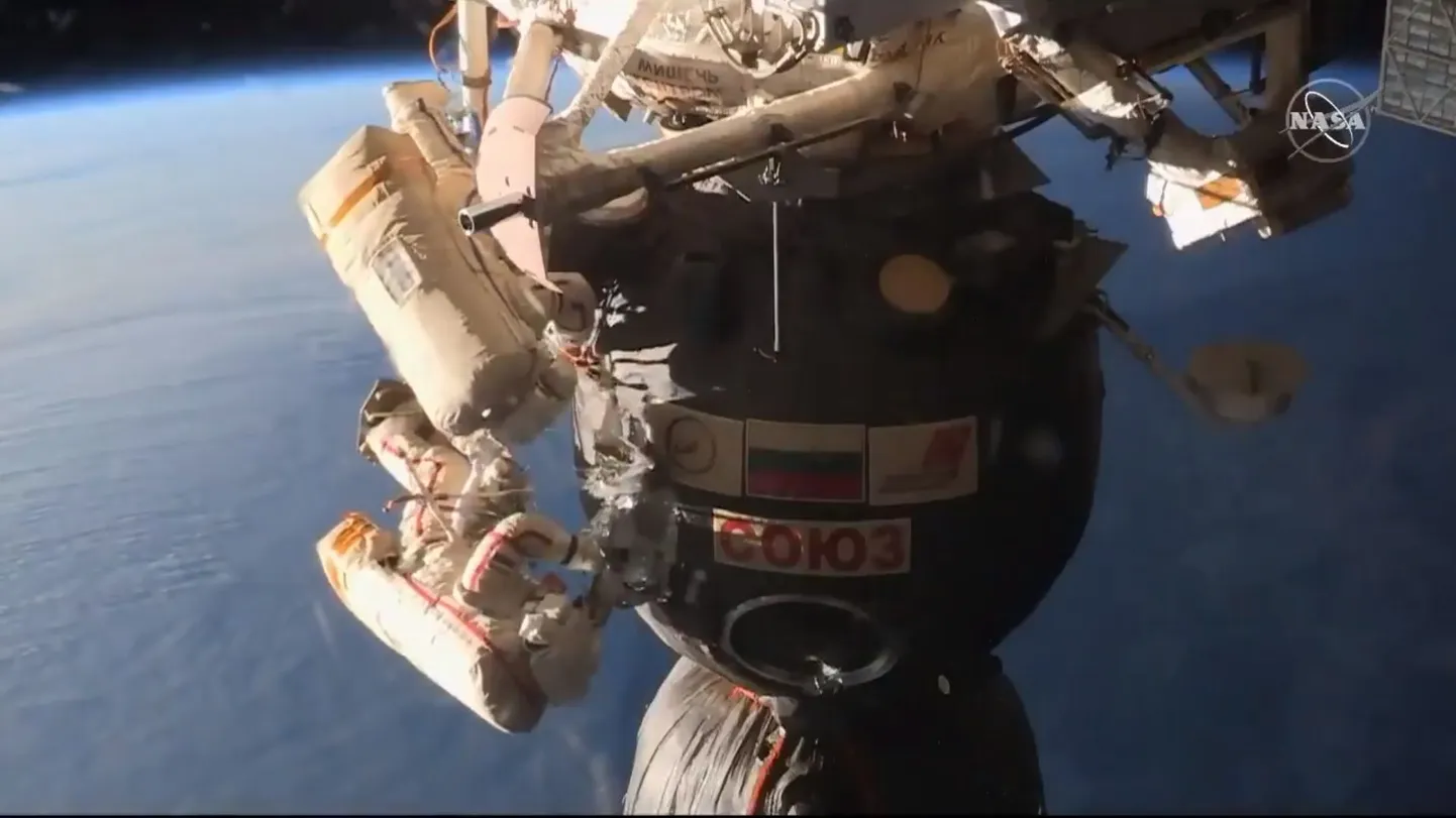 Krievu astronauti ar šķērēm un nažiem lūko noskaidrot Sojuz cauruma izcelsmi.