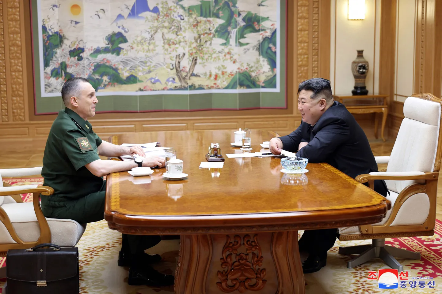 Venemaa asekaitseminister Aleksei Krivorutško ja Põhja-Korea liider Kim Jong-un.