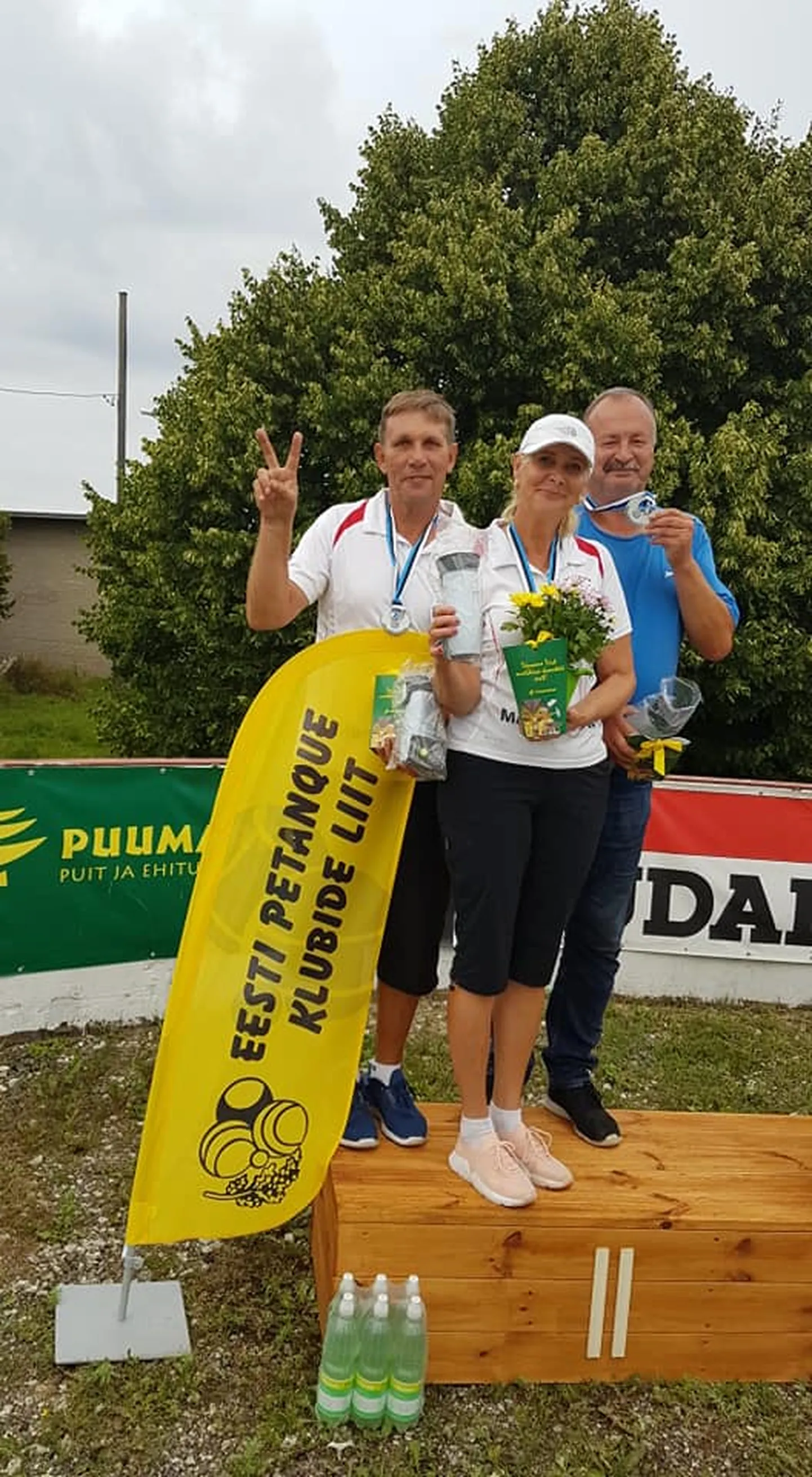 Järvamaa petanki segatrio koosseisus Enn Lehtpuu (vasakult), Anneli Suits ja Ain Tamme võitsid Eesti meistrivõistlustel hõbemedalid.