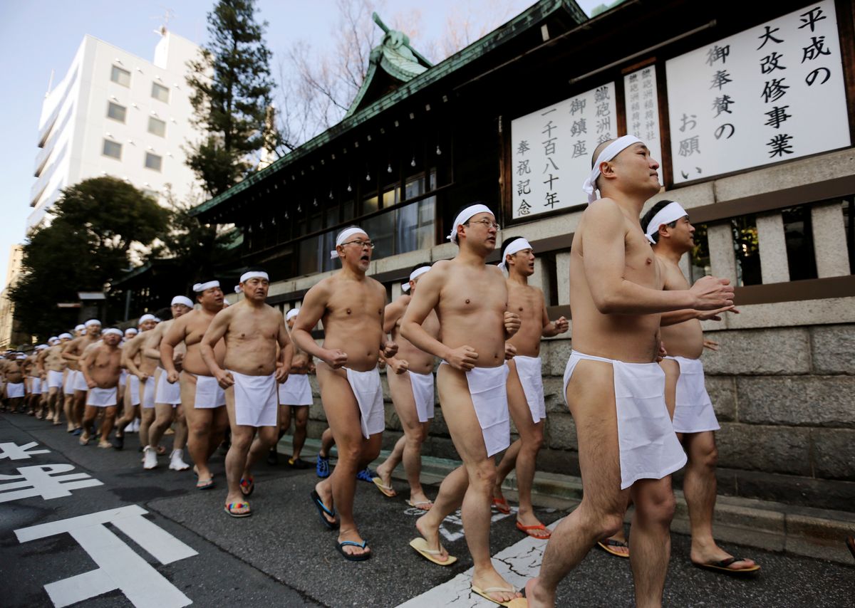 Kanchu-Suiyoku rituaalis osalejad jooksmas enne jäävanni minekut end soojendama.