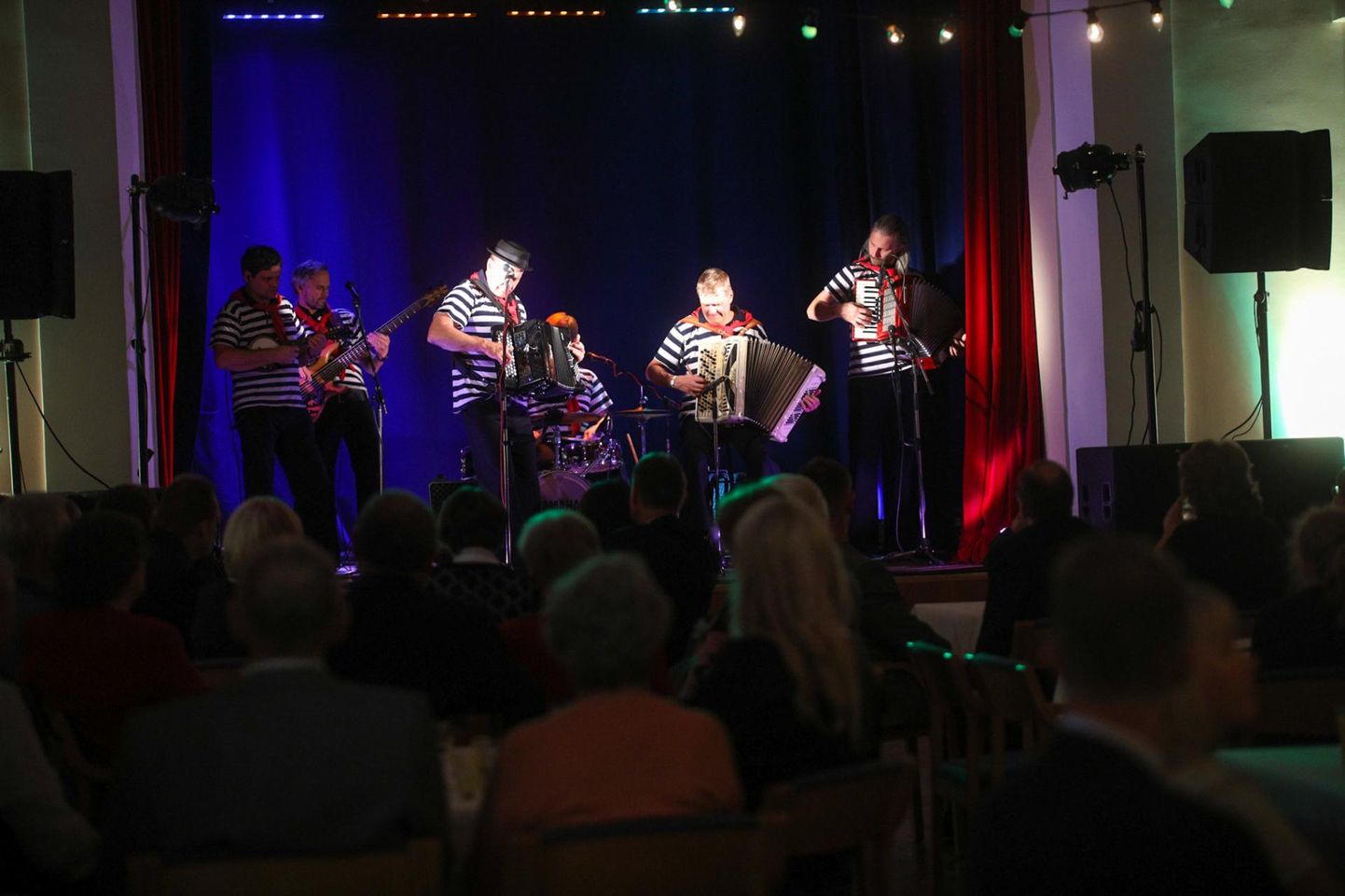 Rakvere rahvamaja saja aasta juubeli puhul toimunud kontserdil kultuurikeskuse suures saalis esines Väikeste Lõõtspillide Ühing.