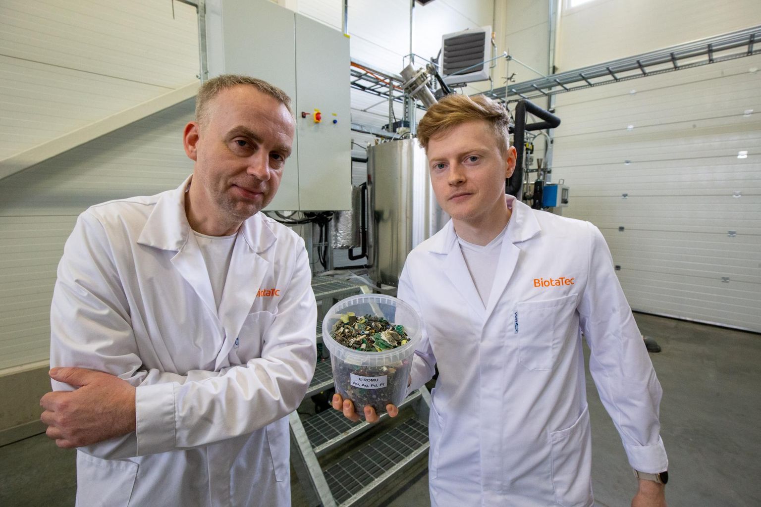 BiotaTeci teadusjuht Priit Jõers (vasakul) ja teadur Jaan Vihalemm näitasid purustatud elektroonikajäätmeid, mis peagi lähevad nende selja taga asuvasse reaktorisse, et bakterite abil neist väärismetallid kätte saada.
