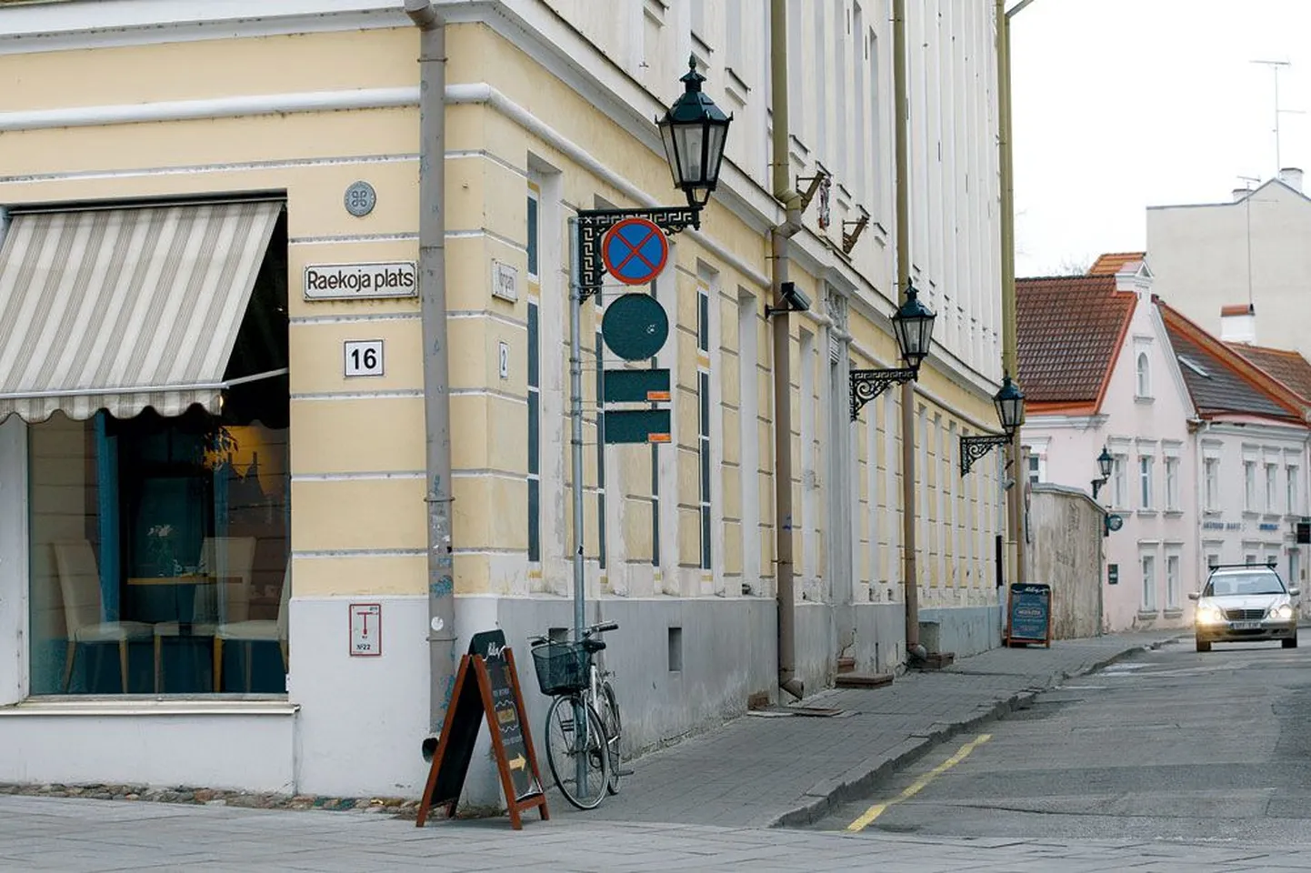 Paar kuud tagasi avatud vene restorani Vassilissa kõhukas Matrjoška seisis Kompanii tänava ja Raekoja platsi nurgal ligi kuu aega. Nüüd on koht tühi, sest laupäeva hilisõhtul läks kuju sealt jäljetult kaduma.
